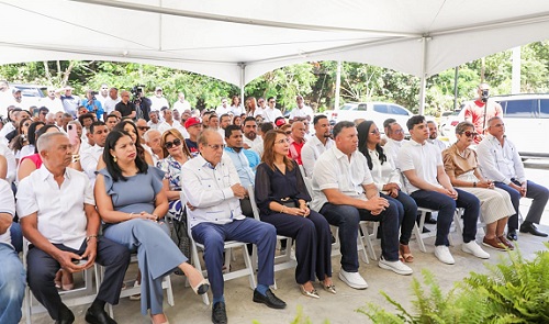foto Parte del publico que se dio cita a la inauguracion de bartolo  Colón