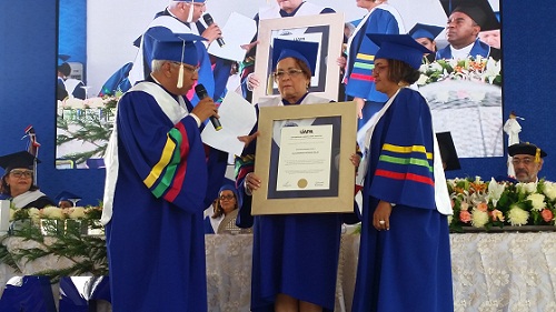 Foto Alejandrina recibe Honoris y Causa