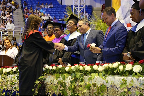 Foto Camejo saluda a una graduanda maestría en Gestión Municipal