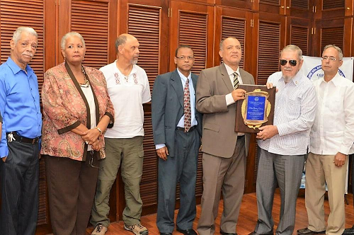 Foto Suilvio Durán entrega placa a Delio Gómez Ochoa 6