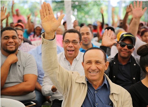 Foto agricultores de Higüey saludan al presidente