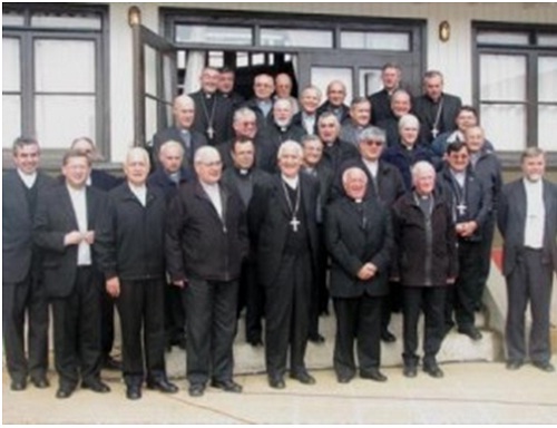 Foto obispos chilenos renuncian