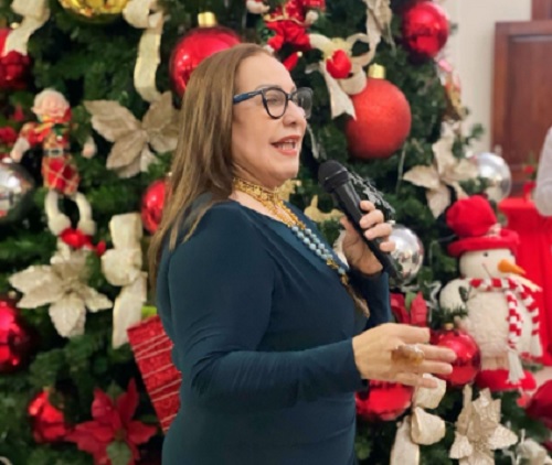 Foto Rosa Santos y áerbol de navidad 2025