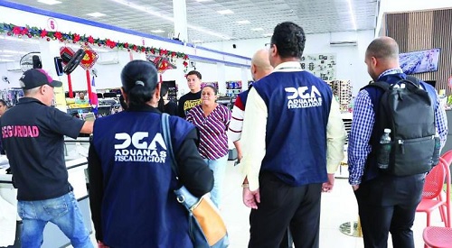 Foto funcioanrios Aduanas intervienen comercio La Vega