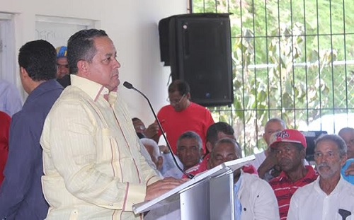 foto Emilio Toribio Olivo habla en titulacion productores