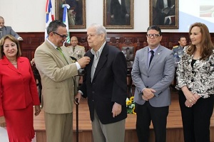 foto Ramón Ventura Camejo coloca la Medalla al Mérito a uno de los empleados públicos