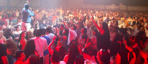 foto Héctor Acosta cantando en USA
