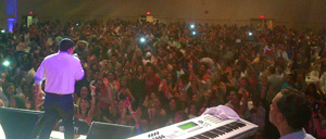 foto Héctor Acosta cantando en USA 2