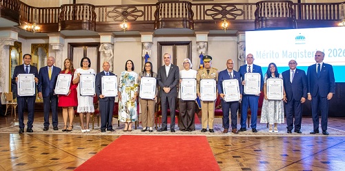 Foto Abinader entregó Medalla al Mério Magisterial a docentes 2026