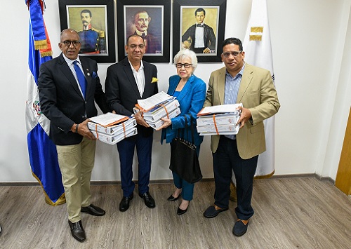 Foto Deligne entrega informe Milagros y Castillo