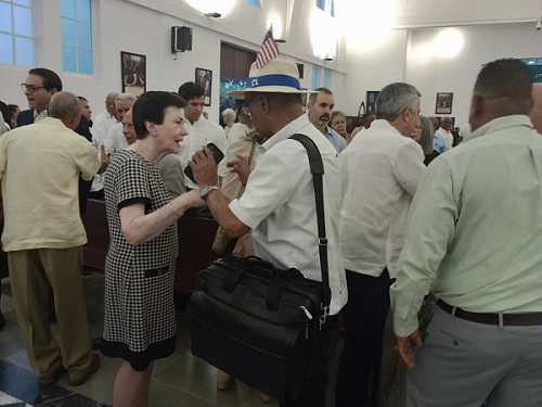 FOTO Sonia Guzmán conversa en la Iglesia La Altagracia desus de cocluida la misa en memoria de Don Antonio