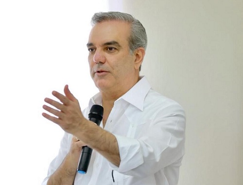 Foto Abinader con camisa blanca