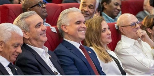 Foto Abinader pesidente senado Carolina Hipólito y otros en natalicio Hatuey