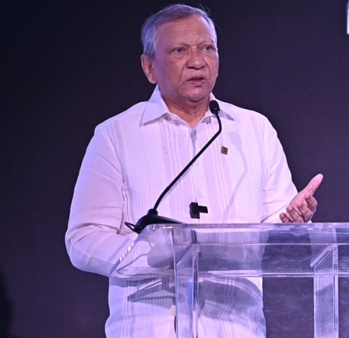 Foto Aguilera en Manzanillo