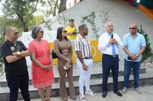 Foto Albery Bueno al momento de entregar la obra