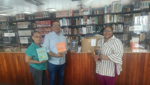 Foto CDP recibe donación libros Amantes de la Luz