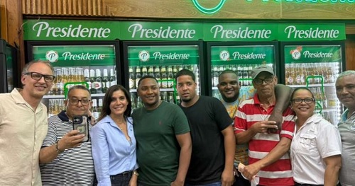 Foto Embajadora de EU disfruta colmado SD