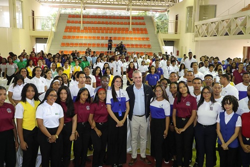 Foto Presidente y trabajadores Zona Franca San Juan de la Maguana