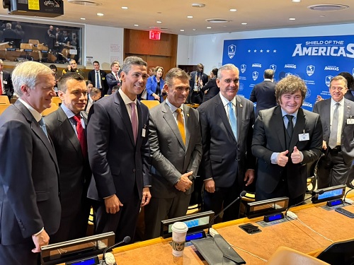 Foto Presidentes en reunión Escudo de las Américas