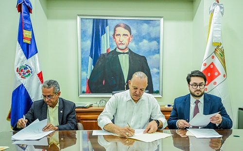 Foto  alcalde Ulises Rodríguez presidente de FEDOFUTBOL José Francisco Deschamps y Jorge Dominguez firman el acuerdo 2