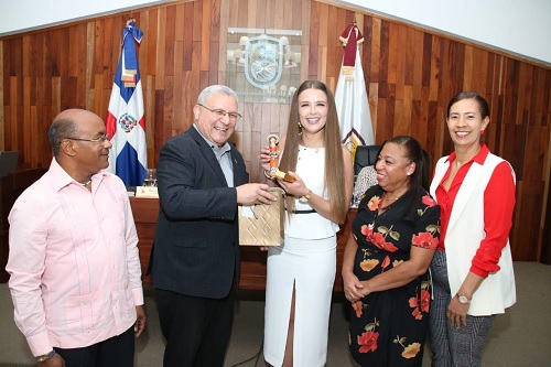 Foto alalde Guarocuya entrega econocimiento a Noelia