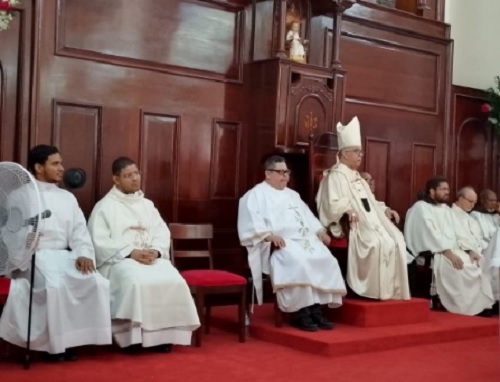 Foto arobispo Héctor Rafael y otros elebrantes en San José de la Montaña