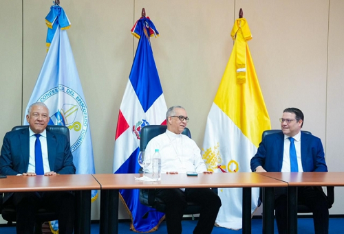 Foto arzobispo Rodríguez y comisión del gobierno