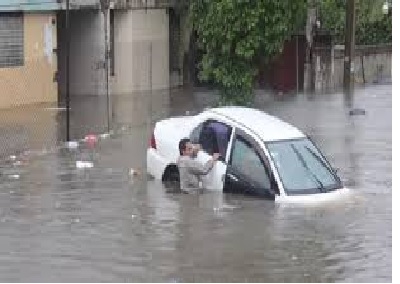 Foto carro inundado