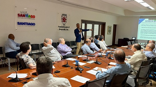 Foto diector CORAAAn EXPONE A empresarios