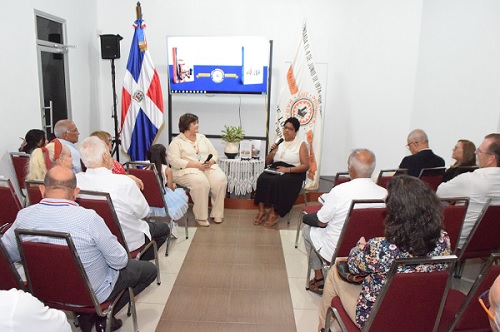 Foto escritoa María de Jesús comaprte experiencia Amantes de la Luz