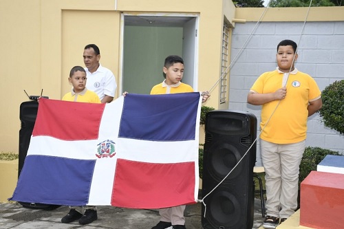 Estudiantes de Tamboril rinden honor a la Bandera de R.D. en Mes de la ...