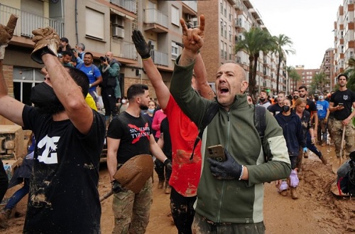 Foto familiares de muertos en españa critican reyes