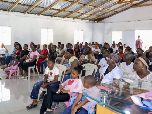 Foto la FINHUS entrega alimentos