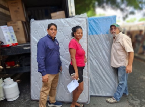 Foto padre Rogelio Cruz y  familias La Vega