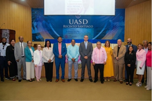 Foto participantes en conferencia UASD
