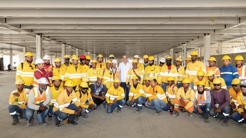 Foto presidente con trabajadores Monorriel