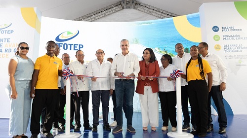 Foto presidente inaugura escuela en Barahona