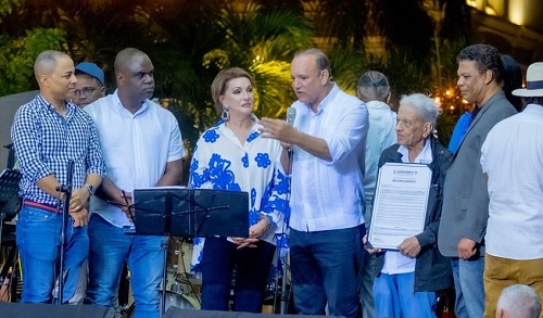 Foto regidores reconocen Cecilia Gafcía y Cuqui