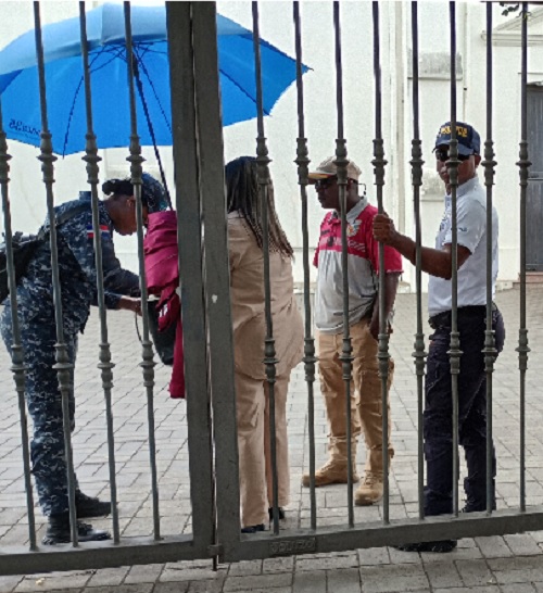Foto seguridad impide entrada de periodistas a Catedral Santiago