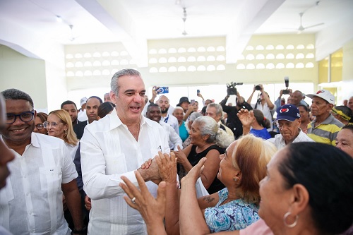 Foto superisa monorriel y habla con personas