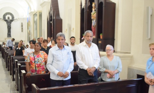 fOTO PROFESOR fUENTES Y OTROS DE LA UASD en Catedral Santiago